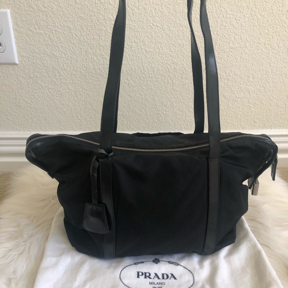 Prada nylon & leather bag 🎀
